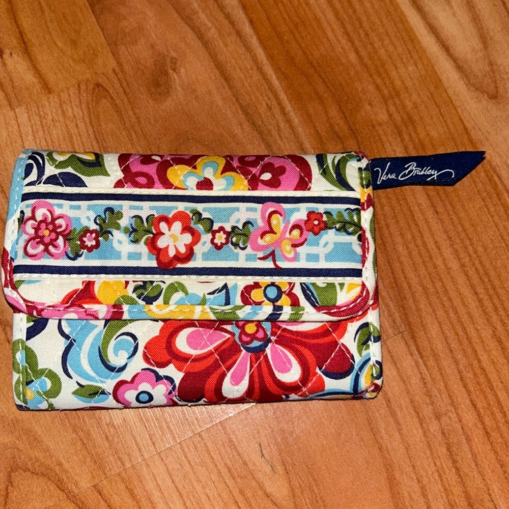 Vera Bradley wallet NWOT Beautiful flowered  multi compartment wallet